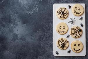 galletas caseras para halloween. galletas con caras graciosas y telarañas. copie el espacio. foto