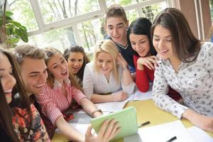 grupo de adolescentes en la escuela foto