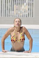 hermosa mujer relajarse en la piscina foto