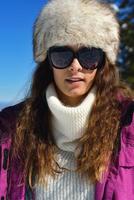 mujer feliz en invierno foto