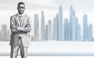 joven empresario negro frente a la gran ciudad foto