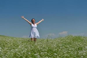 joven mujer feliz en campo verde foto