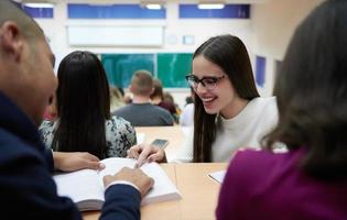 niña sentada en un anfiteatro y hablando con sus colegas foto