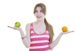 mujer joven feliz comer manzana aislado en blanco foto
