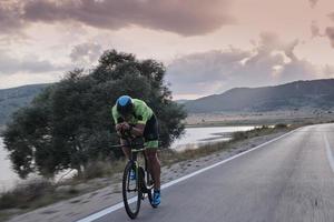 atleta de triatlón montando bicicleta foto