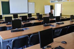 vista de las computadoras del aula foto