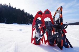 vista de raquetas de nieve de invierno foto