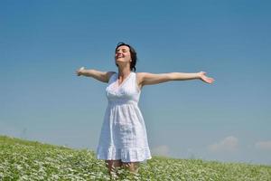 joven mujer feliz en campo verde foto