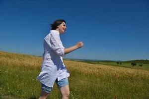 mujer joven en campo de trigo en verano foto