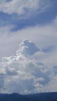 cielo azul con lapso de tiempo de nubes cumulus en un metraje de día soleado 4k. video