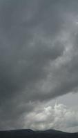 dramatisch lucht met storm wolk Aan een bewolkt dag tijd vervallen. video