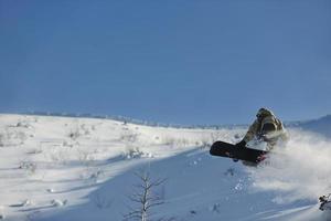 snowboarder de estilo libre salta y monta foto