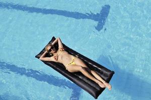 hermosa mujer relajarse en la piscina foto