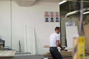 trabajador en una fabrica de muebles de madera foto