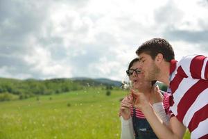 joven pareja romántica en el amor juntos al aire libre foto