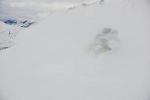 esquiar en nieve fresca en la temporada de invierno en un hermoso día soleado foto