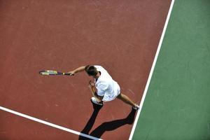 joven jugar al tenis foto