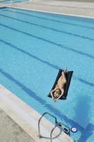 mujer relajarse en la piscina foto