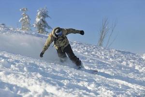 snowboarder de estilo libre salta y monta foto