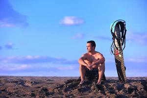 retrato, de, un, joven, kitsurf, hombre, en, playa, en, ocaso foto