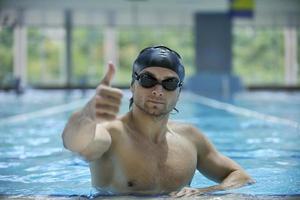 nadador en piscina foto