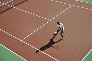 joven jugar al tenis foto