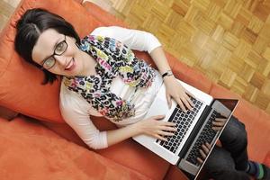 mujer usando una computadora portátil en casa foto