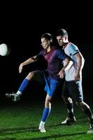 futbolistas en competencia por el balón foto