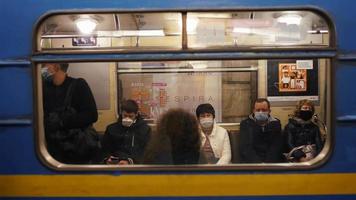 um passeio no metrô durante uma pandemia