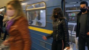 un viaje en el metro durante una pandemia video