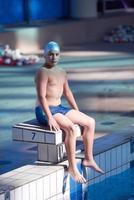 grupo de niños en la clase de la escuela de piscina foto