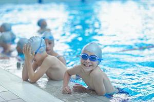 grupo de niños en la piscina foto