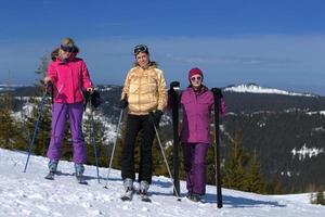 diversión de la temporada de invierno con un grupo de chicas. foto