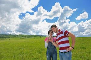 retrato, de, romántico, pareja joven, sonriente, juntos, al aire libre foto