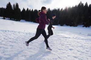 pareja trotando afuera en la nieve foto