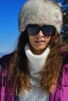 mujer feliz en invierno foto