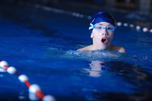 .boy en piscina foto