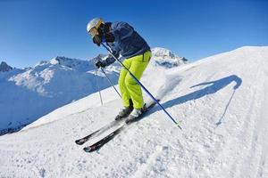 esquiar en nieve fresca en la temporada de invierno en un hermoso día soleado foto