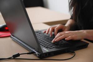 mujer joven con laptop foto