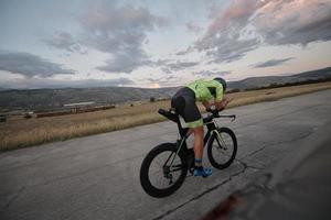 atleta de triatlon andando en bicicleta foto