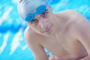 retrato de niño en la piscina foto