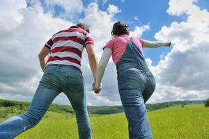 retrato, de, romántico, pareja joven, sonriente, juntos, al aire libre foto