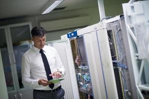 ingeniero de redes que trabaja en la sala de servidores foto