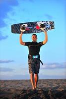 retrato, de, un, joven, kitsurf, hombre, en, playa, en, ocaso foto