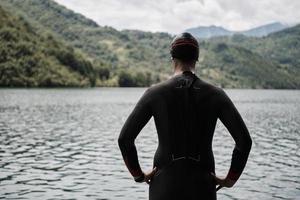 retrato de nadador triatleta con traje de neopreno en entrenamiento foto