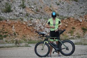 atleta de triatlón montando bicicleta foto