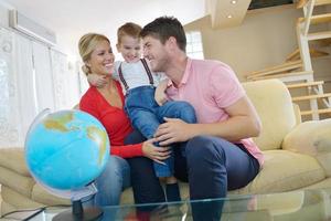 la familia se divierte con el globo foto