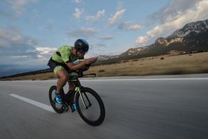 atleta de triatlón montando bicicleta foto