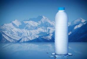 botella de agua mineral pura con gotas de agua en el fondo del iceberg, concepto de hidratación de salud y belleza foto