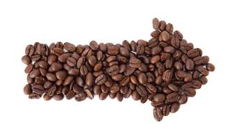 granos de café tostados en forma de estudio de flecha aislados en fondo blanco, productos saludables por concepto de ingredientes naturales orgánicos foto